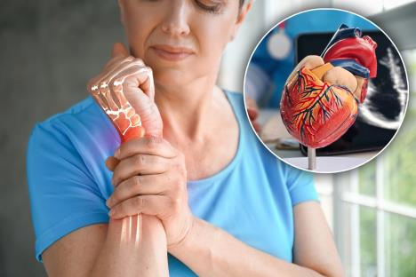 žena sa bolom u desnom zglobu šake drži se levom rukom za zglob desne ruke/srce