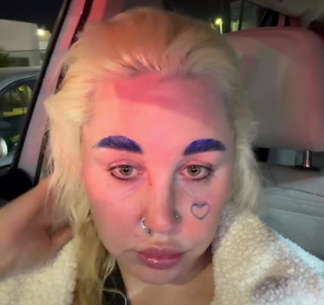 Amanda Bajns sa ljubičastim obrvama i tetovažom na licu