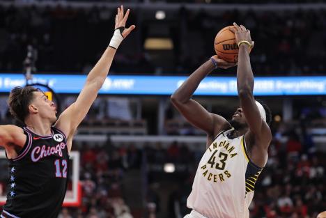 Paskal Siakam i Zek Kolins na meču Indijana Čikago