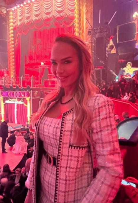 Marijana Mateus na reviji u Parizu