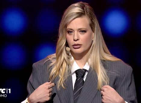 Milica Jokanović u prugastom odelu u kvizu Potera