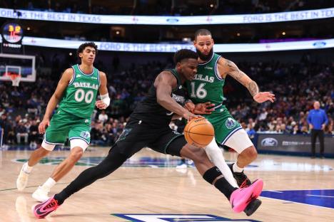 Entoni Edvards na meču Dalas Minesota