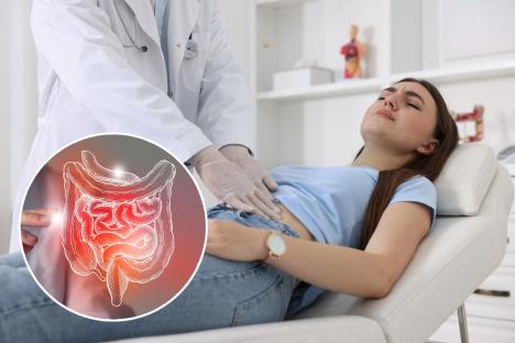 devojka sa bolom u stomaku leži na stolu za pregled u ordinaciji dok lekar pritiskom šaka pregleda stomak