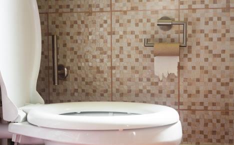 Kartonska rola toalet papira u wc