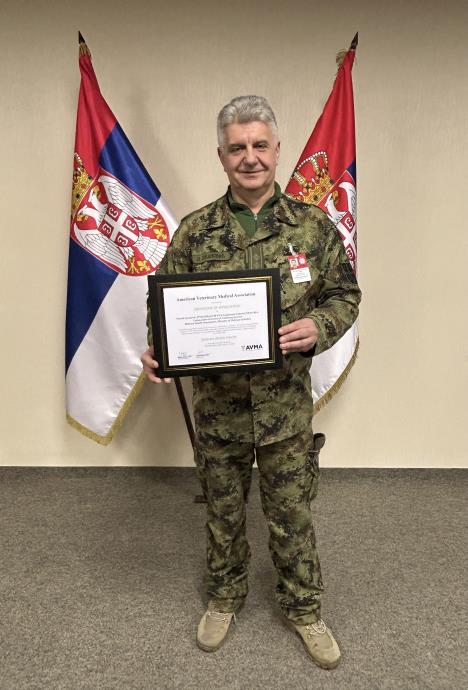 Potpukovnik Nenad Jovanović sa priznanjem