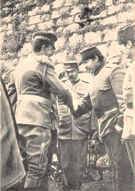 Esad paša Toptani se srdačno pozdravlja sa oficirima vojske Kraljevine Crne Gore 1913.jpg