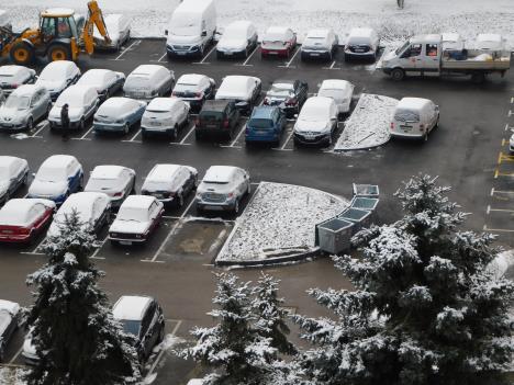 Automobili na parkingu pod snegom