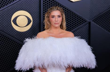 Keša na dodeli Gremi nagrada 2026. u beloj, pahuljastoj beloj haljini, bosa