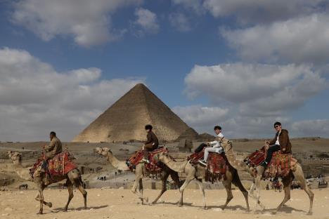 kamile ispred piramide u Gizi