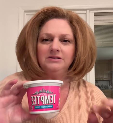 Reklamirala krem sir, svi joj se smeju zbog frizure