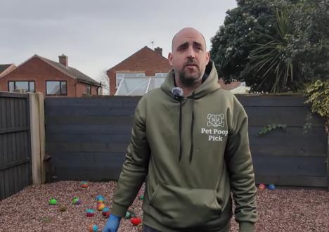 Profesionalni sakupljač psećeg izmeta čisti dvorište za vlasnike pasa