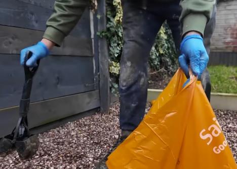 Profesionalni sakupljač psećeg izmeta čisti dvorište za vlasnike pasa (3).png