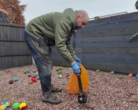 Profesionalni sakupljač psećeg izmeta čisti dvorište za vlasnike pasa (4).png