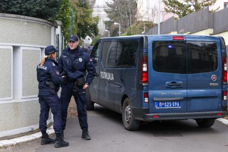 Zdravko Čolić bačena bomda vila Dedinje (1).jpeg