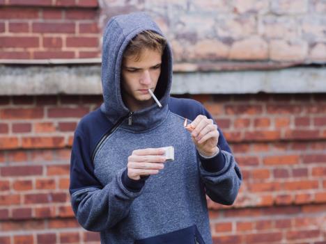 Tinejdžer pali cigaretu