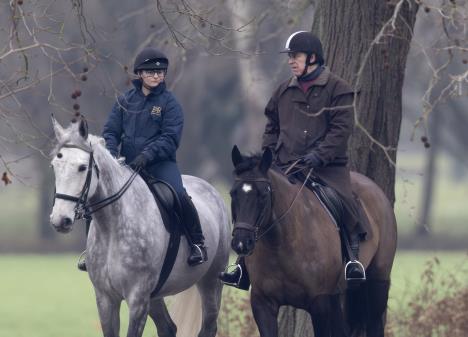 Princ Endrju jaše konja u Royal Lodge-u