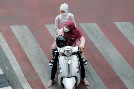 žena na motoru burka