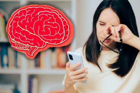 mlada žena drži telefon i naočari u rucu i trlja oči/mozak