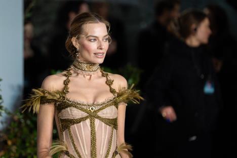 Margo Robi na londonskoj premijeri filma „Orkanski visovi“ u zelenoj korset haljini