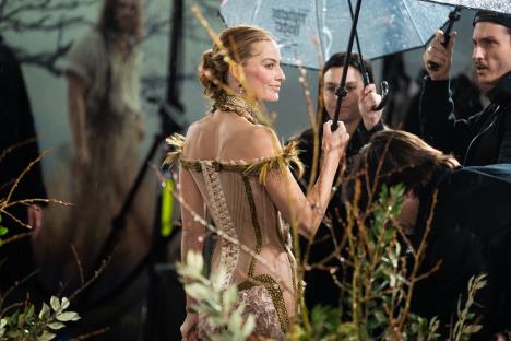 Margo Robi na londonskoj premijeri filma „Orkanski visovi“ u zelenoj korset haljini