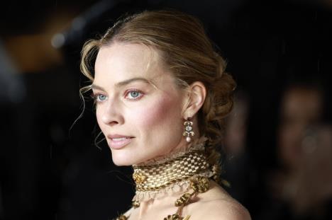 Margo Robi na londonskoj premijeri filma „Orkanski visovi“ u zelenoj korset haljini