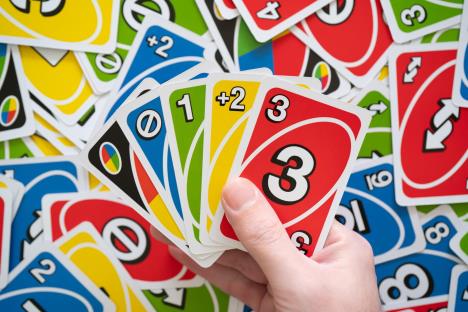 UNO karte na stolu – objašnjenje pravila o +2 karti i +4 karti