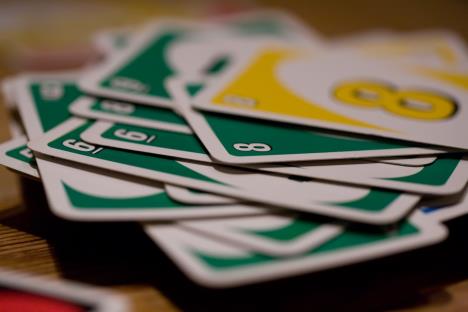 UNO karte na stolu – objašnjenje pravila o +2 karti i +4 karti