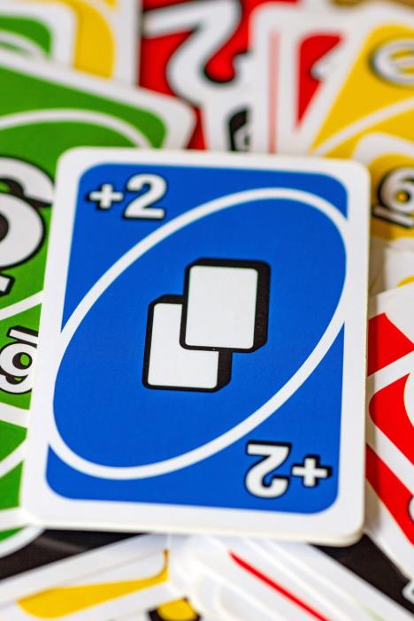 UNO karte na stolu – objašnjenje pravila o +2 karti