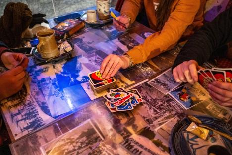 UNO karte na stolu – objašnjenje pravila o +2 karti i +4 karti