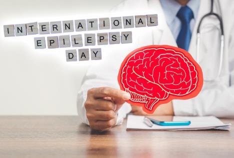 Međunarodni dan epilepsije/crvena maketa mozga koju drži lekar u belom mantilu