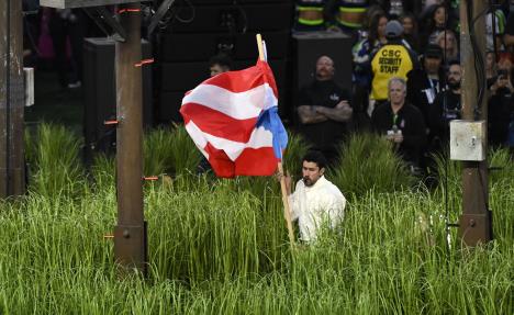 Bed Bani sa zastavom Portorika na Superboulu