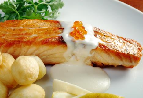 pečeni losos sa prelivom od pavlake i putera serviran uz kuglice od krompira