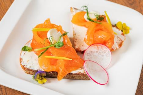 dimljeni losos na ražanom tostu sa krem sirom i rotkvicama