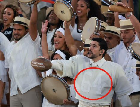 Bed Bani nastupa na poluvremenu Superboula 2026. na stadionu Levis, noseći beli dres sa brojem 64