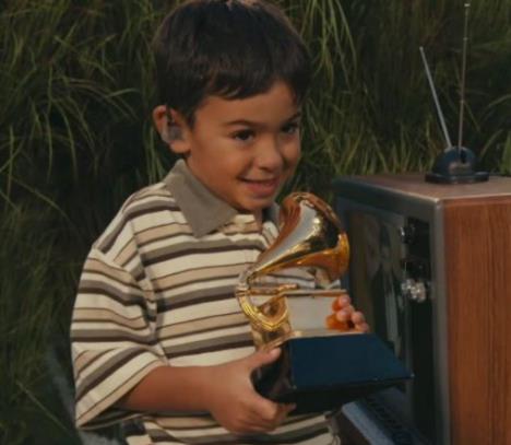 Bed Bani uručuje Gremi dečaku tokom nastupa na Superboulu