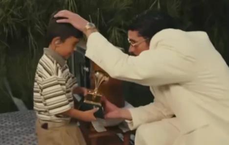 Bed Bani uručuje Gremi dečaku tokom nastupa na Superboulu