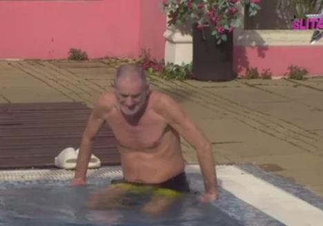 Lepi Mića se kupa u bazenu