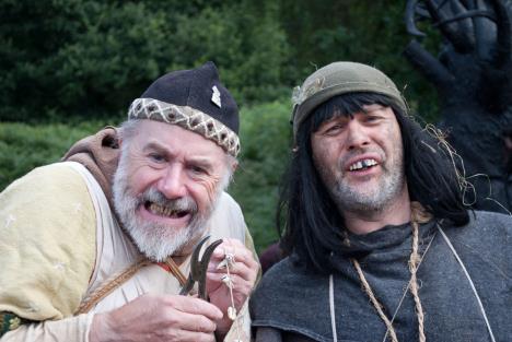 Dva muškarca sa kapama prave grimase