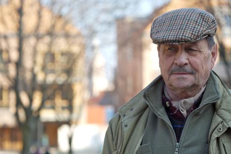 Deka na ulici sa kapom na glavi