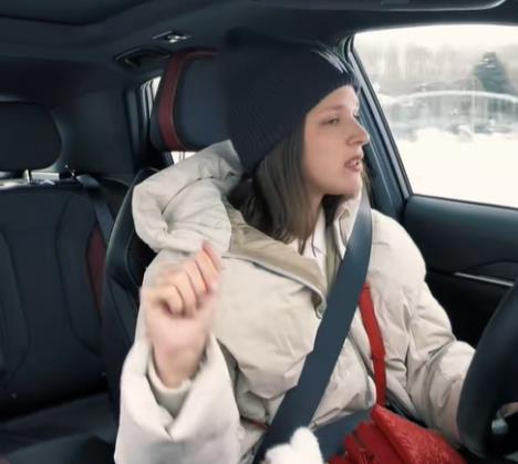 Učiteljica Lucija Petračić u kolima .jpg