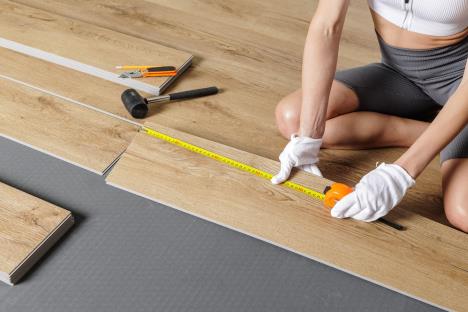 Žena postavlja SPC pod u stanu