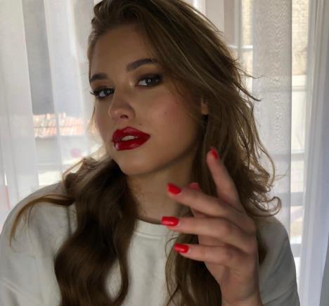 Simona Manojlović kao tinejdžerka