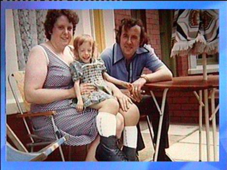 Mendi Selars u detinjstvu sa roditeljima