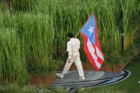 Bed Bani sa zastavom Portorika na nastupu na Superboulu