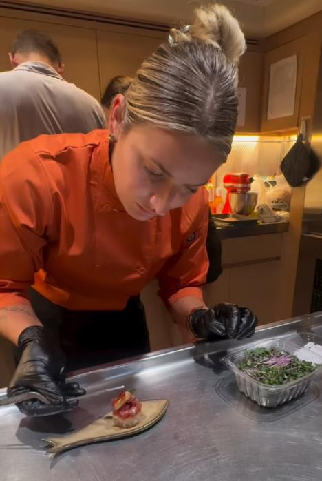 Mikela je šefica kuhinje na superjahti