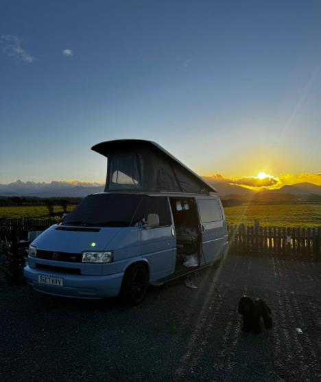 Šejn i Sara iz Velsa napustili su svoje standardne poslove i sada žive u kampu (6).png