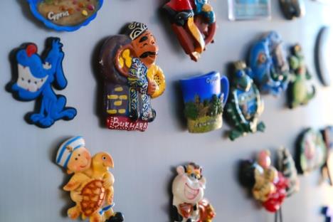 Frižider na kom su pokačeni magneti