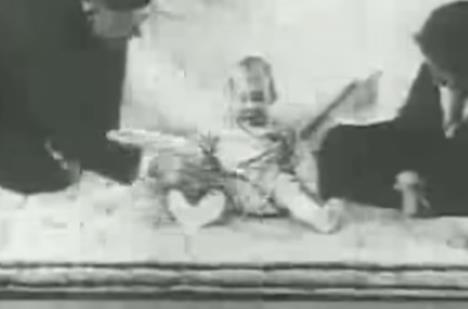 Snimak psihološkog eksperimenta „Mali Albert“ iz 1920. godine u kojem je beba uslovljavana da se plaši belog pacova (5).png