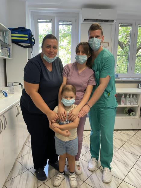 Filip Bjeloš sa roditeljima i sestrom Nadom