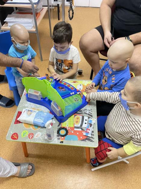 Filip Bjeloš sa drugarima iz bolnice